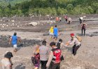 Polisi-Evakuasi-Warga-Terdampak-Banjir-Lahar-Semeru-di-Lumajang