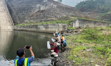 Tebar-Benih-Ikan,-Cara-Bhabinkamtibmas-Polres-Pacitan-Jaga-Habibat-Air