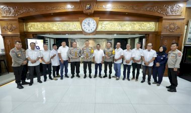 Kapolda-Jatim-dan-Dua-Komisaris-Besar-Polisi-Raih-Penghargaan-PWI-Jatim-Award-2024