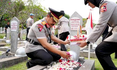 Jelang-HUT-Bhayangkara-Ke-78,-Jajaran-Mabes-Polri-Ziarah-ke-TMP-Kalibata