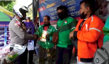 Operasi-Patuh-Semeru-2024-Sukses-Tekan-Angka-Kecelakaan,-Polantas-Ngawi-Berbagi-Sembako