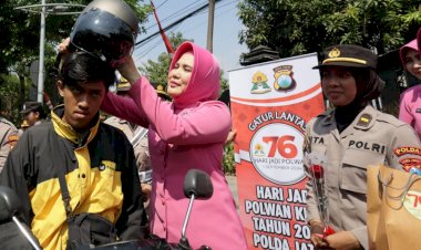 Sapa-Warga-di-Hari-Jadi-ke--76,-Polwan-Polrestabes-Surabaya-Turun-Jalan-Berbagi-Helm-dan-Bunga