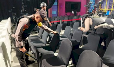 Polresta-Banyuwangi-Kerahkan-Puluhan-Personel-Amankan-Debat-Perdana-Pilkada-2024