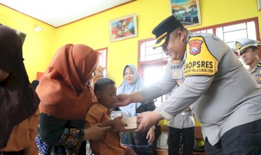 Sukseskan-Program-Asta-Cita,-Kapolres-Pamekasan-Kunjungi-SLB-PGRI-Berbagi-Makan-Siang-Gratis
