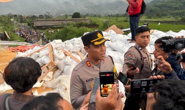 Gerak-Cepat-Polisi-Evakuasi-Korban-Kecelakaan-Bus-di-Tol-Pandaan---Malang