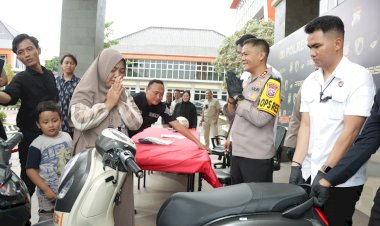 Senyum-Seorang-Ibu-Rumah-Tangga-di-Gresik-Saat-Polisi-Temukan-Motor-dan-Kembalikan-Kurang-dari-24-Jam