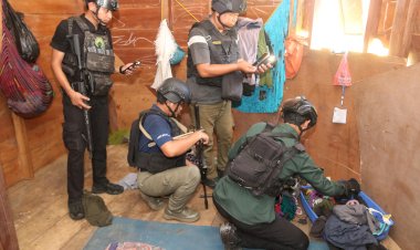 Satgas-Ops-Damai-Cartenz-2025-Amankan-Barang-Bukti-Pakaian-Milik-Nikson-Matuan