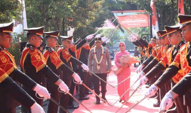Tradisi-Pedang-Pora-dan-Reog-Ponorogo-Warnai-Penyambutan-Irjen-Pol-Drs-Nanang-Avianto,M.Si-Sebagai-Kapolda-Jatim