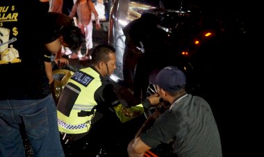 Sigap-Polantas-Polres-Tuban-Bantu-Pemudik-yang-Alami-Pecah-Ban-Tuai-Pujian