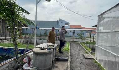 Bhabinkamtibmas-Desa-Bangah,-Kelompok-Tani-dan-Karang-Taruna-Turung-Bareng-ke-Green-House-Ketahanan-Pangan