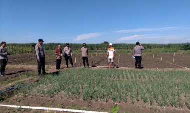 Kapolsek-Krembung-dan-Tim-Satgas-Ketahanan-Pangan-Dampingi-Warga