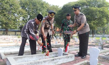 Jelang-Hari-Bhayangkara-ke-79,-Polresta-Sidoarjo-Ziarah-dan-Tabur-Bunga-di-Makam-Pahlawan