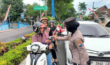 Aksi-Simpatik-Polisi-Wanita-Polresta-Banyuwangi-di-Hari-Jadi-Polwan-ke--77-Gatur-Lalin-Sambil-Berbagi-Coklat