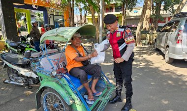 Polisi-Patroli-Sambil-Berbagi-Nasi-Kotak-Program-Pasabber-Polres-Situbondo-Disambut-Antusias-Warga