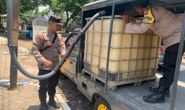 Polisi-Tangani-Kekeringan-di-Winongan-Pasuruan-Sulap-Mobil-Patroli-Jadi-Armada-Air-Bersih