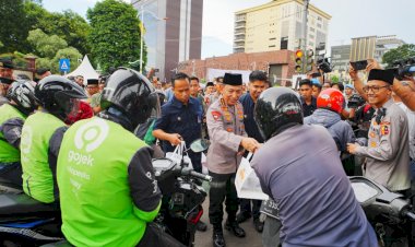 Bagikan-Takjil-dan-Buka-Puasa-Bersama-Bareng-Insan-Pers-Kapolri-Suara-Media-Suara-Publik