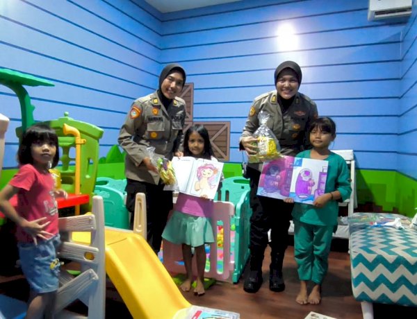 Amankan Libur Nataru dan Sapa Humanis Polwan Sidoarjo ke Penumpang Bus di Terminal Purabaya