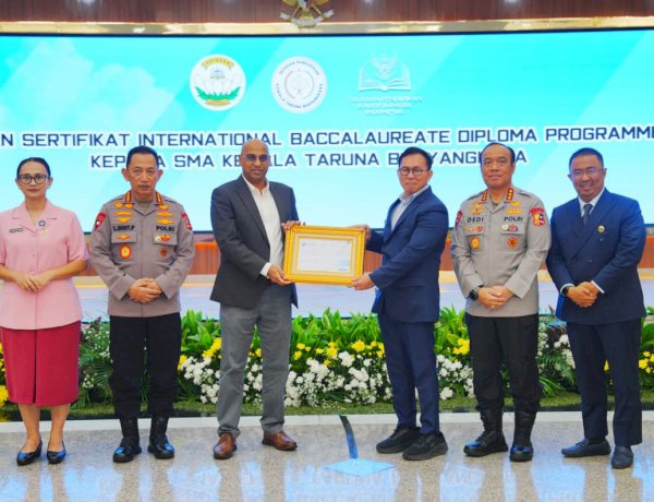 Terima Sertifikat IBDP SMA KTB, Kapolri: Cetak Generasi Muda untuk Wujudkan Indonesia Emas 2045
