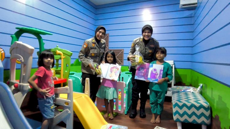 Amankan-Libur-Nataru-dan-Sapa-Humanis-Polwan-Sidoarjo-ke-Penumpang-Bus-di-Terminal-Purabaya