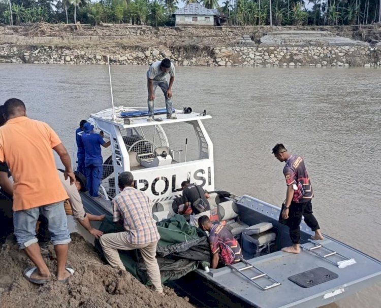 Polri Siagakan Swam Boat di Kutablang Bireuen, Bantu Mobilitas Warga Pascabencana