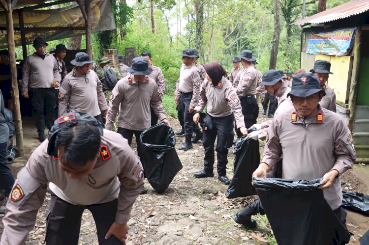 Gerakan Indonesia ASRI Polres Magetan Gelar Korve di Jalur Pendakian Gunung Lawu